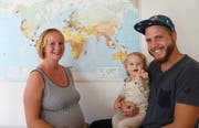 Valérie und Tobias Sieber mit ihrem Töchterchen Malea reisen gerne um die Welt. (Bild: Yvonne Aldrovandi-Schläpfer)