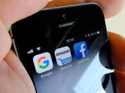 Unter dem zunehmenden Einfluss der Internetkonzerne verlieren die Schweizer Informationsmedien weiter an Boden. (Bild: Keystone/DPA/STEFAN JAITNER)