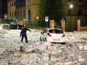 Wie Schnee im Oktober: Ein Hagel- und Regensturm hat den Verkehr in Rom ins Chaos gestürzt. (Bild: KEYSTONE/AP ANSA/MASSIMO PERCOSSI)