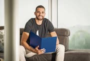 Der Thurgauer Leichtathlet Kariem Hussein hält sein Diplom in Händen (Bild: Reto Martin)