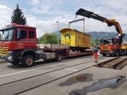 Der Bahnwagen wird an seinen jetzigen Platz bei der Brauerei Eichhof angeliefert. (Bild: PD)