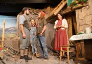 Überaus urchig und mit zwei Teenager-Rollen kommt das Landtheater Dallenwil daher. (Bild: Romano Cuonz (20. Oktober 2018))