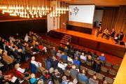 Der Stadthofsaal in Rorschach war am Montagabend bei der Diskussion über die Zukunft des Spitals beinahe voll besetzt. (Bild: Rudolf Hirtl)