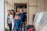 Familie Schnider im Glück: Luca, Loredana, Kay und Walter Vater eröffnen in der ehemaligen Wey-Bäckerei einen Take-away. Bild: Nadia Schärli (Luzern, 22. Oktober 2018)