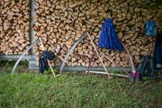 Wer im landwirtschaftlichen Bereich tätig ist, muss mit Gefahren umgehen können – ein vorsichtiger Umgang mit Gerätschaften ist angezeigt. (Symbolbild: Keystone)