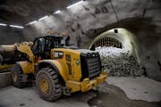 Das neuer Untertag Bauwerk des Holcim-Steinbruchs Zingel in Kehrsiten mit dem Fallschacht im Hintergrund. (Bild: Corinne Glanzmann, Kehrsiten, 16. Oktober 2018)