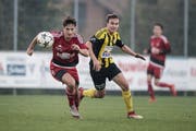 Der Sinser Verteidiger Raul Mühlemann (links) hat in dieser Situation den Gunzwiler Stürmer Matias Nurmi unter Kontrolle. Bild: Pius Amrein (Sins, 20. Oktober 2018)