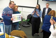 Heidi Heitkamp posiert mit einem Wähler. Die demokratische Senatorin aus North Dakota muss um die Wiederwahl bangen. (Bild: Dave Kolpack/AP (Fargo, 11. Oktober 2018))