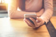 Junge Menschen greifen zum Smartphone, um sich kostenlos im Netz zu informieren. Das setzt der Medienbranche zu. (Bild: Getty)
