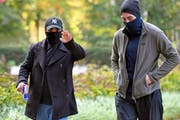 Jung, cool und ein bisschen gefährlich: Zwei Angeklagte präsentieren sich auf dem Weg zum Winterthurer Bezirksgericht. (Bild: Walter Bieri/Keystone)