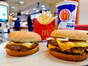 Bei McDonald's klingeln Kassen weniger: Umsatz und Gewinn sind im vergangenen Quartal gesunken. (Bild: KEYSTONE/AP/MIKE STEWART)