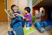 Auf 100 Kinder im Kanton St.Gallen kommen sechs Vollzeitplätze für die Betreuung. (Bild: KEYSTONE/Ennio Leanza)