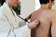 Säumige Zahler von Krankenkassenprämien kommen im Kanton Luzern auf eine schwarze Liste und werden nur noch bei medizinischen Notfällen behandelt. (Symbolbild: Christian Beutler, Keystone)