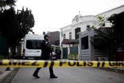 Die türkische Polizei vor dem Haus des saudischen Generalkonsuls Mohammed al-Otaibi in Istanbul. (Bild: AP Photo/Emrah Gurel)