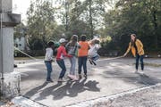Tagesbetreuung im alten Schulhaus St.Fiden gestern Nachmittag: Betreuerin Olivia Graf übt mit einer Gruppe Kinder Seilspringen. (Bild: Hanspeter Schiess)
