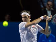 Roger Federer musste in seinem Auftaktspiel der Swiss Indoors in Basel gegen Filip Krajinovic über drei Sätze gehen (Bild: KEYSTONE/GEORGIOS KEFALAS)
