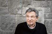 Der Schriftsteller und Theaterautor Charles Lewinsky spottet über die Arschlöcher dieser Welt. (Bild: Michael Canonica (Zürich, 31.3.2016))