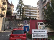 Einsatzkräfte an der Wesemlinstrasse in Luzern. (Bild: Leserreporter)
