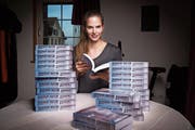 Ein Harry-Potter-Film war der Auslöser. Er weckte bei Barbara Tapasco die Lust am Fantasy-Stoff. In ihrer Geschichte «Unter dem Dunst» geht es um verschiedene Welten. (Bild: Thomas Hary)