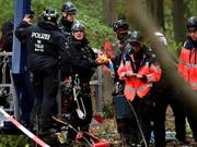 Die deutsche Polizei räumt in der Nacht auf Donnerstag ein Protestcamp von Braunkohlegegnern im Hambacher Forst. (Bild: KEYSTONE/EPA/SASCHA STEINBACH)