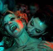 Beim Vampirball in Rorschach wurde stilvoll zugebissen. (Bild: Rudolf Hirtl, Februar 2012)