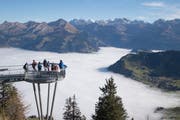 Ausflügler geniessen einen Herbsttag über dem Nebelmeer auf dem Stanserhorn. (Bild: Urs Flüeler/Keystone)