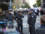 Polizisten am Mittwoch vor dem evakuierten Time Warner Center in New York. (Bild: Keystone/AP/KEVIN HAGEN)