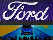 Der US-Autokonzern Ford hat im abgelaufenen Geschäftsquartal einen Gewinneinbruch erlitten. (Bild: KEYSTONE/AP/ANDY WONG)