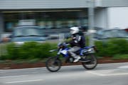 Ein Motorradfahrer im Innerortsbereich. (Symbolbild: Donato Caspari)