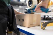 Blick in das Logistikzentrum des Onlinehändlers Digitec Galaxus in Wohlen. (Bild: Gaetan Bally/Keystone, 25. Januar 2018)