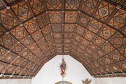Die kunstvolle Holzdecke der Flüeli-Kapelle. (Bild: PD)