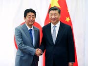 Japans Ministerpräsident Shinzo Abe (links) und Chinas Staats- und Parteichef Xi Jinping (rechts) kommen am Freitag erneut zusammen. (Bild: KEYSTONE/AP Xinhua/XIE HUANCHI)