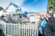 Walter Knill schaut sich die Abbrucharbeiten mit einem Anwohner an. (Bild: Andrea Stalder)