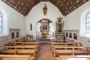 Im Innern beeindruckt die Flüeli-Kapelle mit der reich bemalten Holzdecke, bemalten Wandtäfern im Schiff und prachtvollen Holzeinlegearbeiten. Sie zählt zu den besonders interessanten Kapellen der Zentralschweiz. Geweiht wurde sie 1618, also genau vor 400 Jahren. Sie ist weitgehend im ursprünglichen Zustand erhalten. Umfassend renoviert wurde sie 1980/81. (Bild PD)