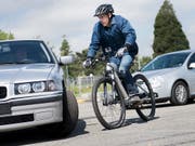 Kluge Köpfe schützen sich auch auf einem langsamen E-Bike, findet eine Mehrheit der Schweizerinnen und Schweizer gemäss der neusten Bevölkerungsbefragung der Beratungsstelle für Unfallverhütung (bfu). (Bild: KEYSTONE/JEAN-CHRISTOPHE BOTT)