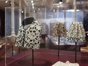 Im St. Galler Textilmuseum werden in einer neuen Ausstellung kostbare Spitzen gezeigt, wie sie bis zur Französischen Revolution vor allem von Adel und Klerus getragen wurden. (Textilmuseum St. Gallen) (Bild: Textilmuseum St. Gallen)