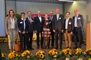 Boten interessante Einblicke: Moderatorin Regula Späni, Tamara Weishaupt, Stefan Bertsch, Ralph Althoff, Claudia Graf, Lothar Ritter (Jurypräsident Innovationspreis), Jürgen Prenzler, Remo Müller und Norman J. Huber (von links). (Bild: Katharina Rutz)