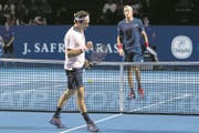 Geballte Faust: Roger Federer zieht nach einem holprigen Start in den Viertelfinal ein. (Bild: Georgios Kefalas/Keystone (Basel, 25. Oktober 2018))