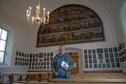 Pfarreileiter Markus Limacher zeigt die Heilig-Kreuz-Kapelle in Emmetten. (Bild: Corinne Glanzmann, 24. Oktober 2018)