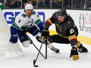Vancouvers Verteidiger Christopher Tanev (links) im Zweikampf mit William Carrier von den Vegas Golden Knights (Bild: KEYSTONE/AP/JOHN LOCHER)