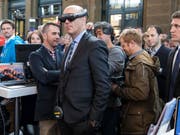 Bundespräsident Alain Berset testet eine Virtual Reality Brille am Digitaltag, am Donnerstag, 25. Oktober 2018 im Hauptbahnhof in Zürich. (KEYSTONE/Peter Klaunzer) (Bild: KEYSTONE/PETER KLAUNZER)