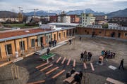 Während viele Kantone die Zentren für minderjährige Asylsuchende schliessen, bleibt das Durchgangszentrum Grosshof in Kriens weiter bestehen. (Bild: Nadia Schärli, 24. November 2017)