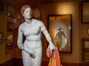 Entblössende Lichtspiele führen im Museum ins Thema ein: Ein Gipsabguss einer römischen Marmorkopie einer griechischen Aphrodite wird so beleuchtet, dass die steinern neutrale Skulptur mit Farbe zur nackten Frau wird, sich eine Hand vor die Scham hält und am Ende schwarze Zensurbalken bekommt. (Bild: Ruedi Habegger, Antikenmuseum Basel und Sammlung Ludwig)