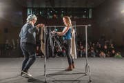 Dazugehören wollen, Markenkleider kaufen können, überhaupt alles kaufen können – davon handelt das Theaterstück «Crash». (Bild: PD)