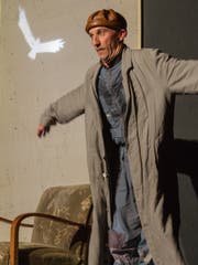 Verwandlungskünstler Thomy Truttmann im Stück «Örjan - der Traum vom Fliegen», das in der Braui Hochdorf gezeigt wird. (Bild: PD)