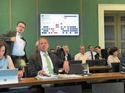 Die elektronische Abstimmungsanlage zeigt: Die Reihen im Kantonsrat sind lichter als auch schon. (Bild: Charly Keiser (Zug, 25. Oktober 2018))