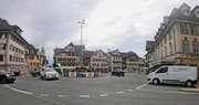 Mit den neuen Verkehrsanordnungen wird der Küssnachter Hauptplatz zur Begegnungszone. (Bild: Erhard Gick)