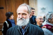 Norbert Valley unter Demonstranten, die gestern gegen die Verurteilung protestierten. (Bild: Jean-Christophe Bott/KEY (Neuenburg, 25. Oktober 2018))