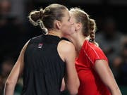 Karolina Pliskova (links) lässt sich von ihrer Landsfrau Petra Kvitova zum Halbfinaleinzug gratulieren (Bild: KEYSTONE/EPA/WALLACE WOON)