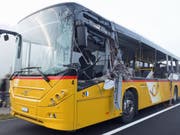 Keine Scheibe blieb ganz auf der Seite, auf der das Postauto im Entlebuch vom Lastwagen gestreift wurde. (Bild: Luzerner Polizei)